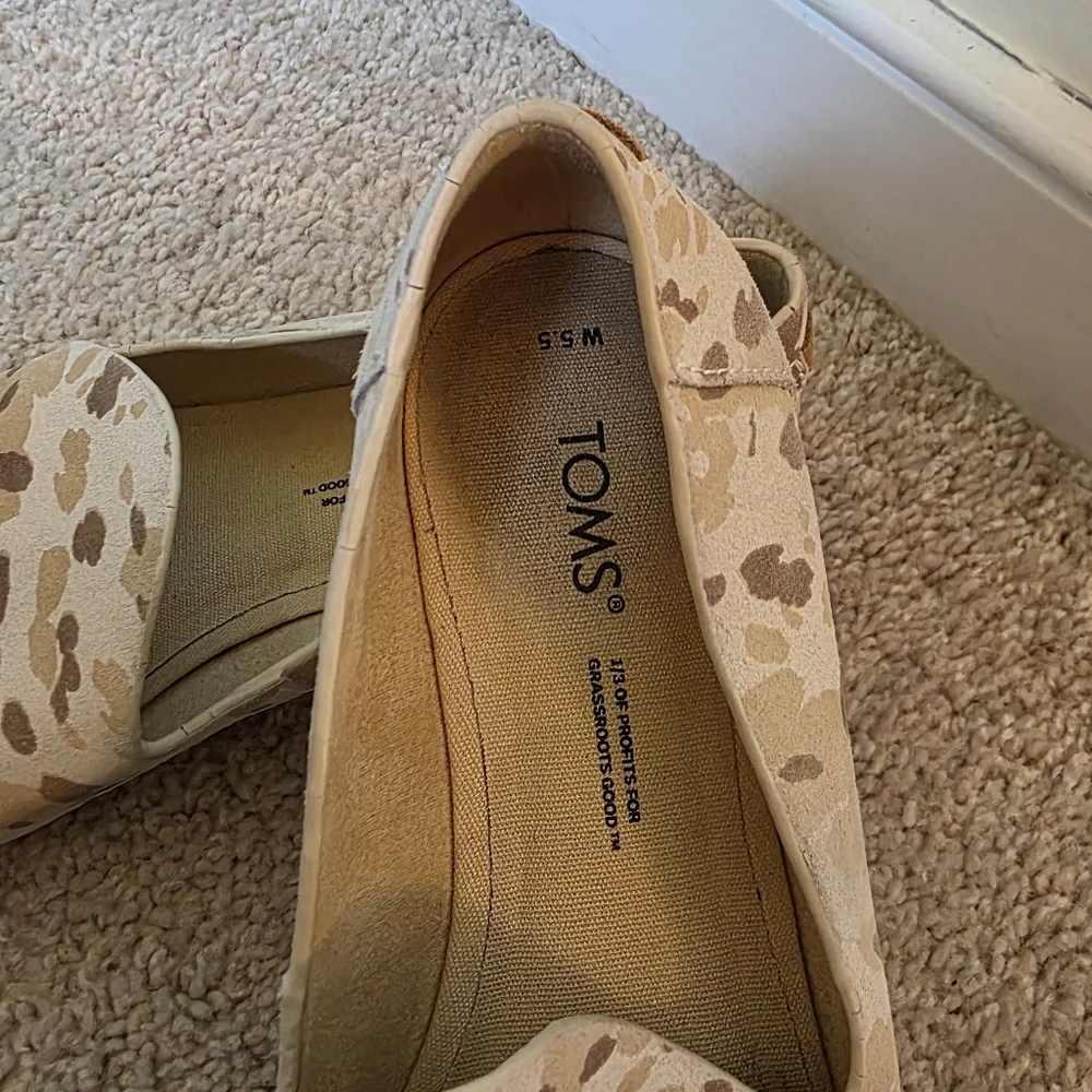 TOMS Women Cream and Brown Camoflauge Patterned Slip-On Loafer Shoes Size 5.5